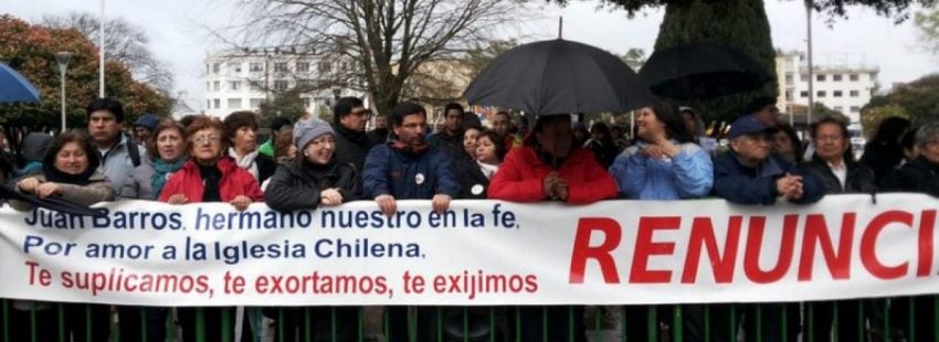 Laicos de Osorno protestan para que el obispo Barros renuncie.