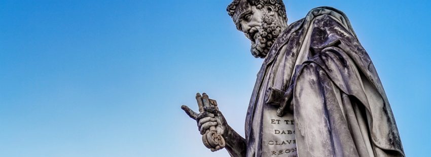 estatua san pedro con las llaves