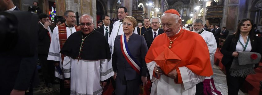 La presidenta de Chile, Michelle Bachelet (c), en el tradicional Te Deum en la Catedral Metropolitana de Santiago de Chile con el cardenal arzobispo Ricardo Ezzati/EFE