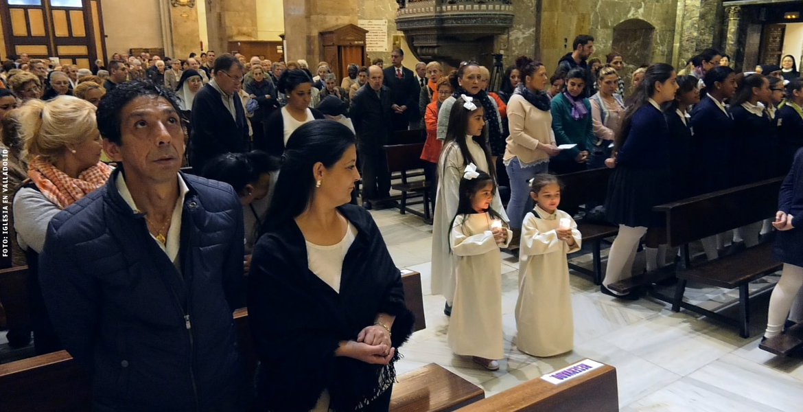 gitanos en una misa celebración eucaristía en parroquia en Valladolid