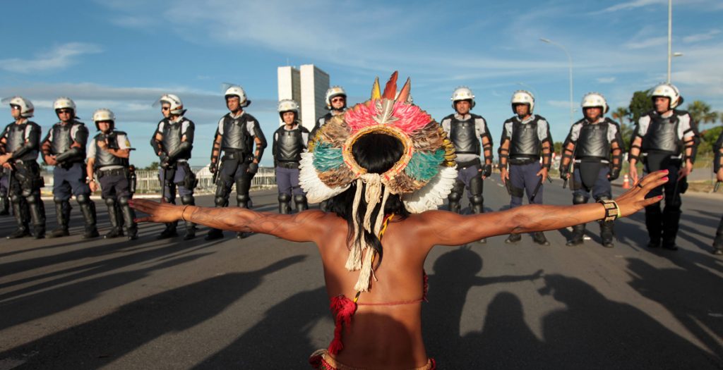 Brasil un indígena de la Amazonía hace frente a la policía durante una protesta