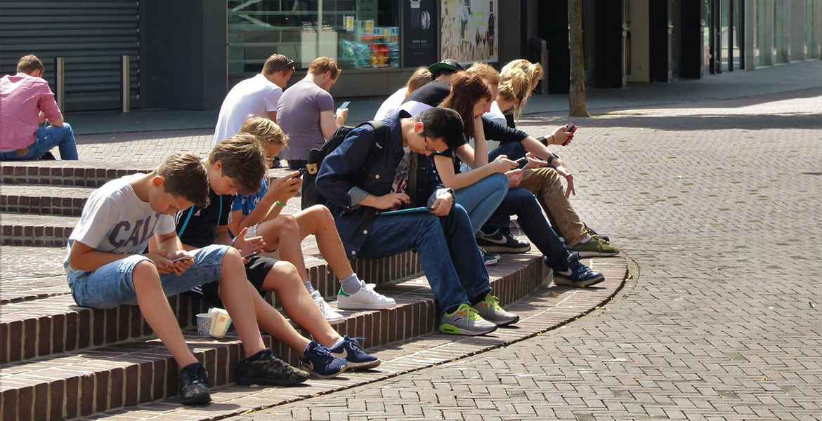 grupo de jóvenes adolescentes en la calle estudiando sentados