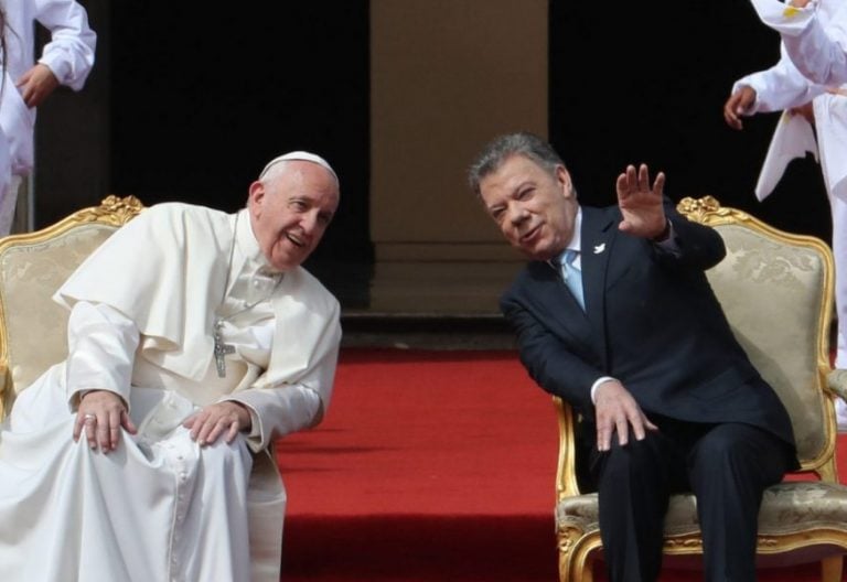 El presidente de Colombia, Juan Manuel Santos (d), recibe al papa Francisco (i) aen su viaje a
