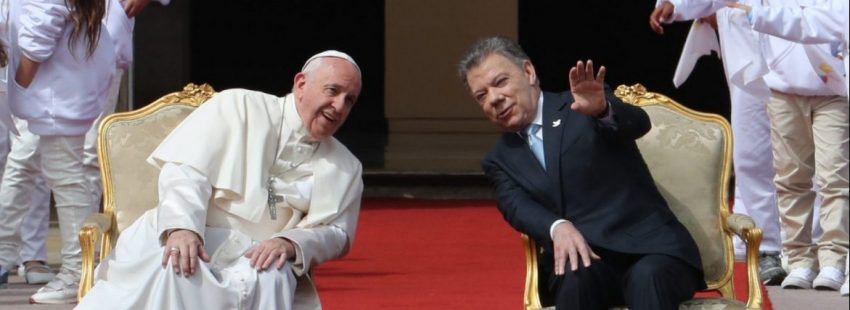 El presidente de Colombia, Juan Manuel Santos (d), recibe al papa Francisco (i) aen su viaje a