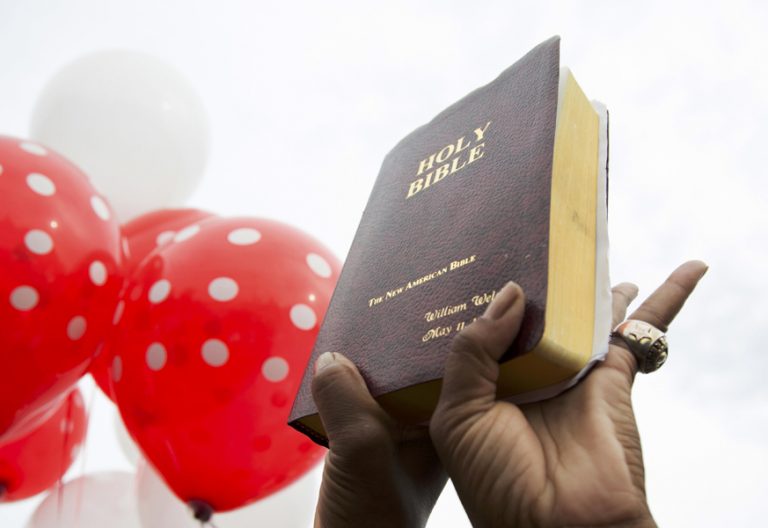 unas manos sujetan una Biblia