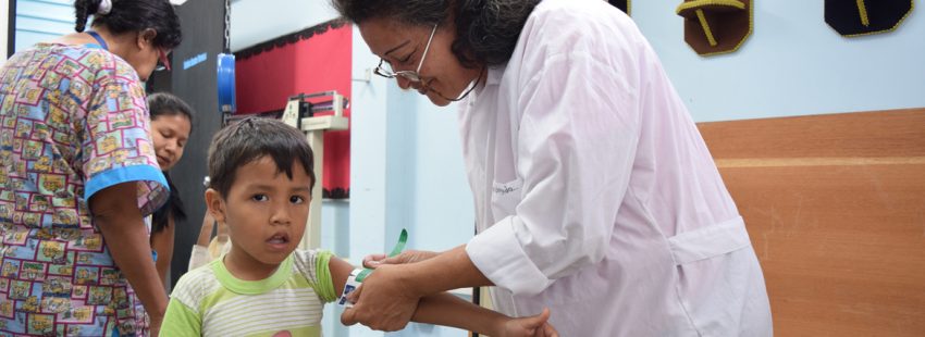niño en Venezuela atendido en una clínica especializada en desnutrición en Caracas