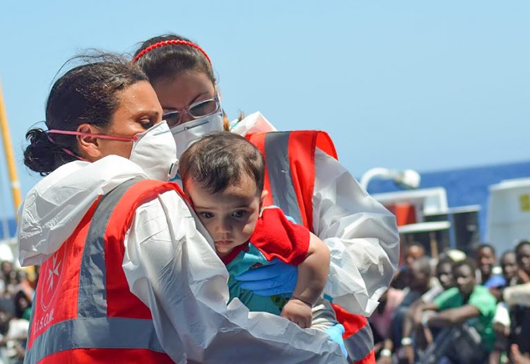 dos voluntarias rescatan a un niño refugiado en Malta Mar Mediterráneo