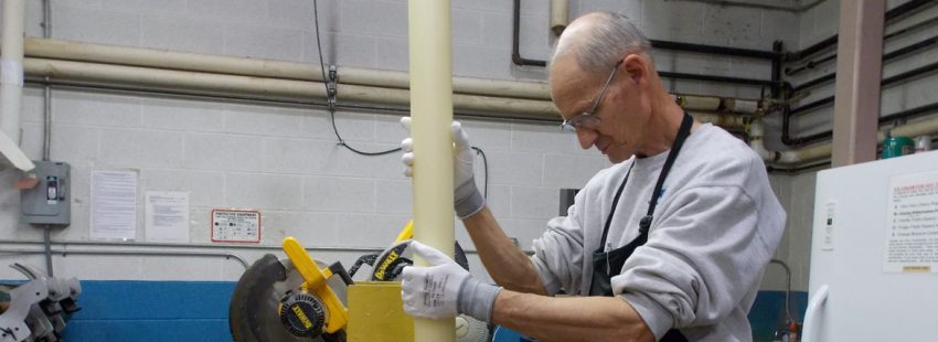 obrero en una fábrica de cirios señor mayor