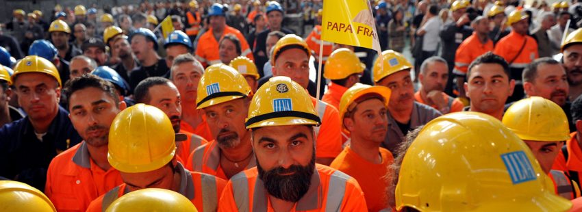 obreros en una planta siderúrgica en Génova para la visita del papa Francisco mayo 2017