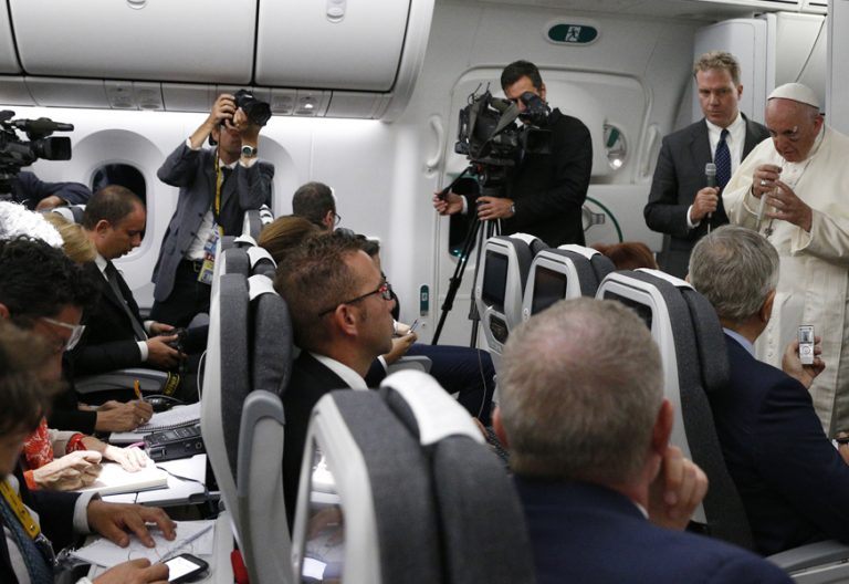 papa Francisco en el avión de vuelta del viaje a Colombia con los periodistas 11 septiembre 2017