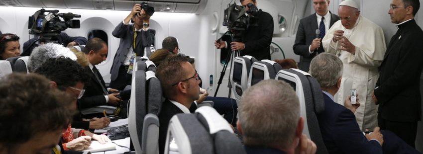 papa Francisco en el avión de vuelta del viaje a Colombia con los periodistas 11 septiembre 2017