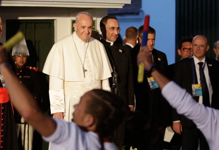 papa Francisco en Colombia recibimiento Nunciatura Apostólica con jóvenes de IDIPRON 6 septiembre