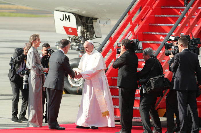 papa Francisco viaje apostólico a Colombia 6-10 septiembre 2017 llegada al aeropuerto