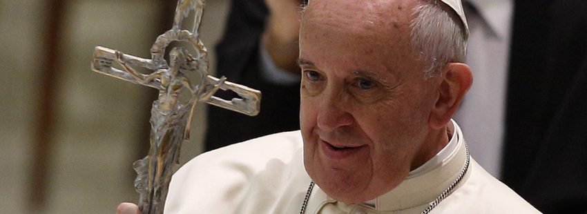 papa Francisco sostiene crucifijo