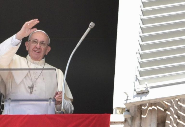 El Papa Francisco, durante el rezo del Ángelus en la Plaza de San Pedro/CNS