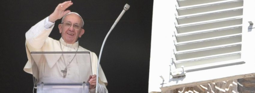 El Papa Francisco, durante el rezo del Ángelus en la Plaza de San Pedro/CNS