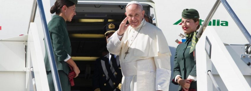 El Papa Francisco, en el avión de su viaje a Colombia en 2017/EFE