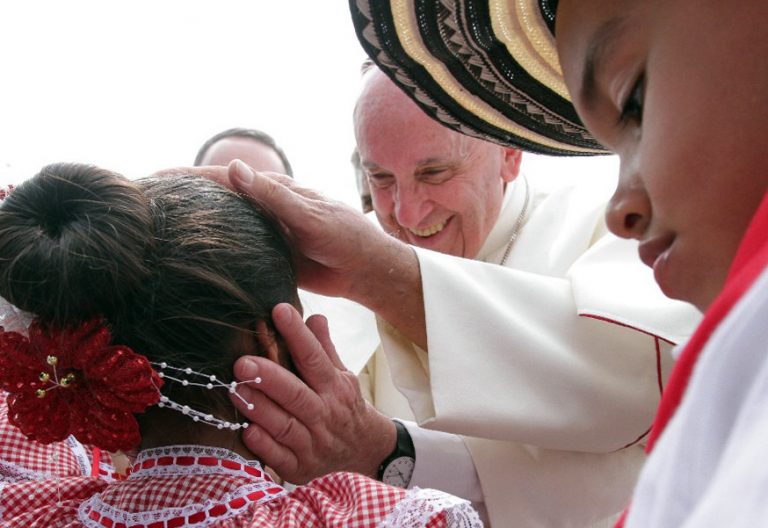 El Papa Francisco saluda a una niña en Cartagena-Colombia-/EFE