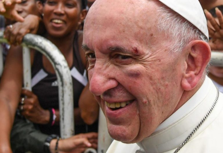 El Papa Francisco en Cartagena (Colombia) tras recibir un golpe en el papamóvil/EFE