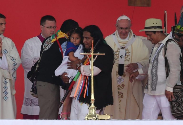 Un grupo de indígenas saluda a Francisco en la misa en Villavicencio, en Colombia/EFE