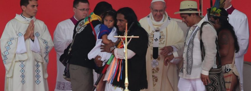 Un grupo de indígenas saluda a Francisco en la misa en Villavicencio, en Colombia/EFE