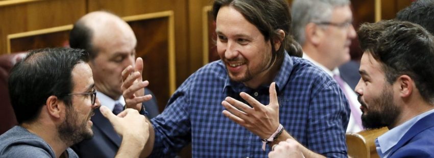 Los diputados de Unidos Podemos Pablo Iglesias (c) y Alberto Garzón (i), junto al diputado de ERC