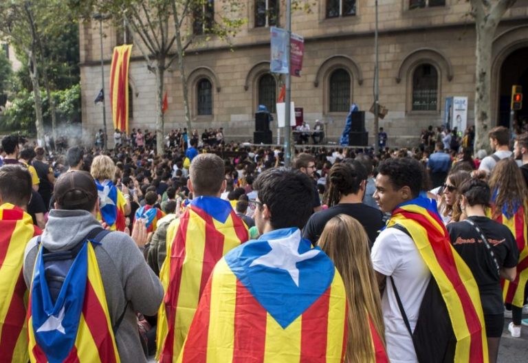 Manifestantes en la Gran Vía de Barcelona a favor del referéndum por la independencia del 1 de octubre/EFE