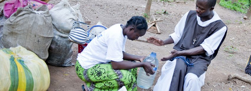 religioso con una mujer bendición en República Centroafricana