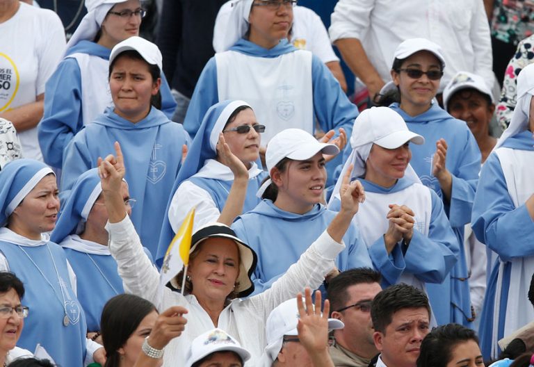 grupos de religiosos y religiosas durante la misa en Villavicencio papa Francisco viaje a Colombia 6-10 septiembre 2017