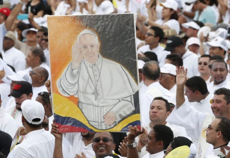 Un grupo de sacerdotes con un retrato de Francisco, en la misa en Cartagena/CNS