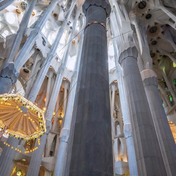 interior de la Basílica de la Sagrada Familia en Barcelona