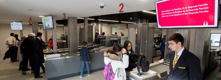 arcos de seguridad en la Basílica de la Sagrada Familia de Barcelona