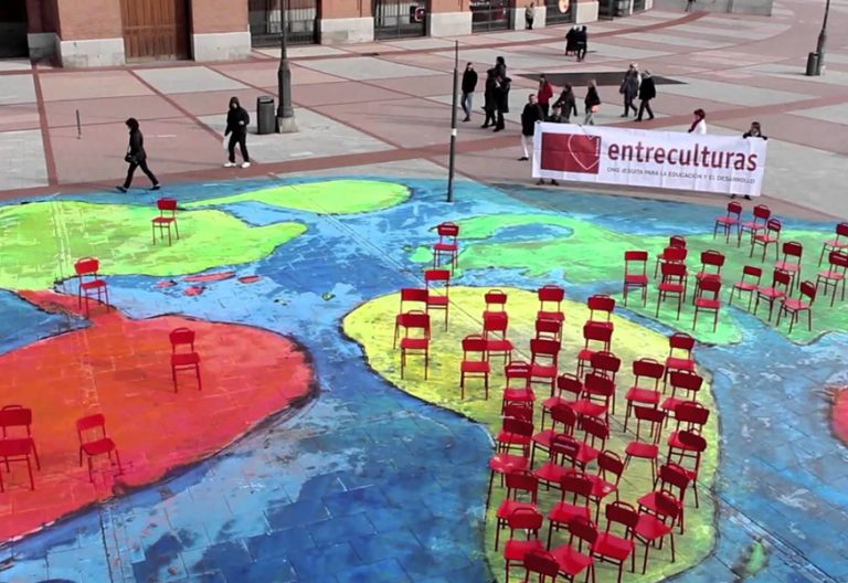 campaña silla roja entreculturas por la educación en países desfavorecidos