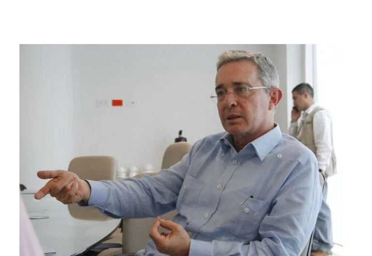 Carta abierta de Uribe al papa Francisco