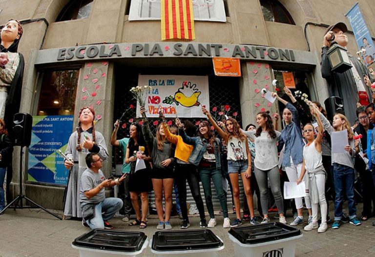 Concentración ante la Escola Pia de Barcelona con motivo de la celebración del referéndum ilegal