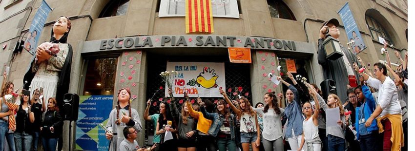 Concentración ante la Escola Pia de Barcelona con motivo de la celebración del referéndum ilegal del 1 de octubre de 2017