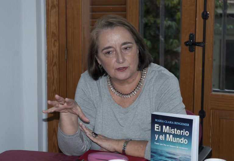 Maria Clara Bingemer teóloga brasileña presentación en Madrid de su libro El Misterio y el Mundo San Pablo octubre 2017