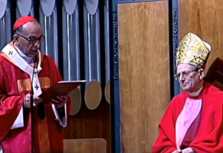 El cardenal Omella, ante el cardenal Angelo Amato, en la beatificación de 109 mártires claretianos el 21 de octubre de 2017 en la basílica de la Sagrada Familia de Barcelona