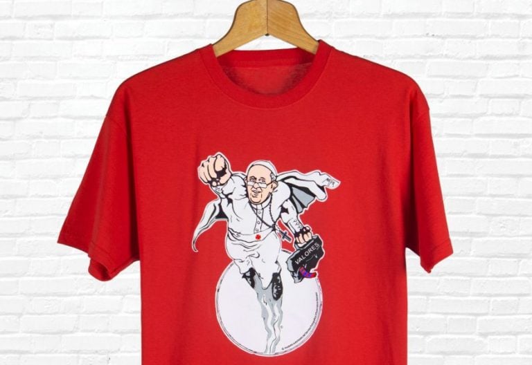 Camiseta del Papa Francisco como superhéroe
