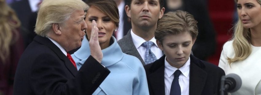 El presidente Donald Trump jura su cargo con la mano en la Biblia/CNS