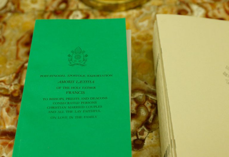 volumen encuadernado con el texto de la exhortación apostólica postsinodal Amoris laetitia del