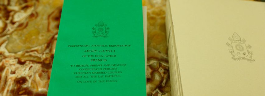 volumen encuadernado con el texto de la exhortación apostólica postsinodal Amoris laetitia del