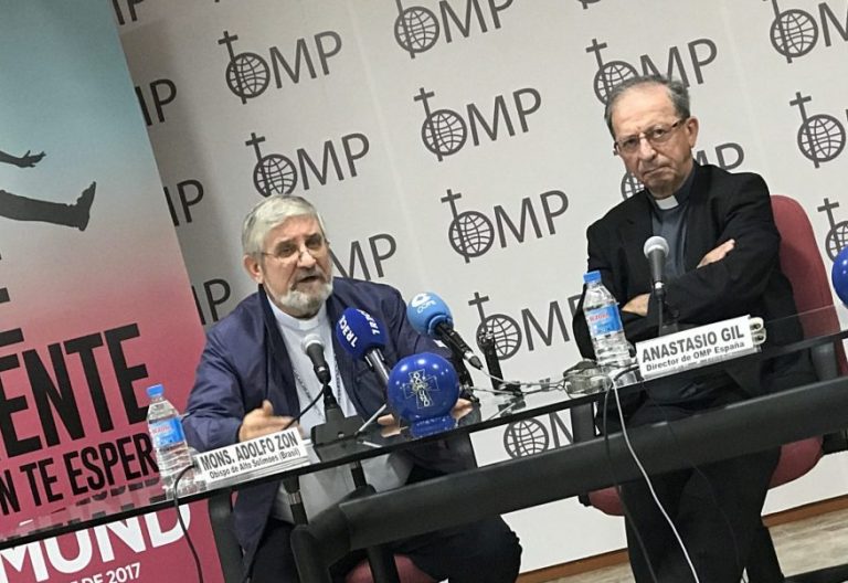 Adolfo Zon, obispo de Alto Solimoes, junto a Anastasio Gil, director de OMP