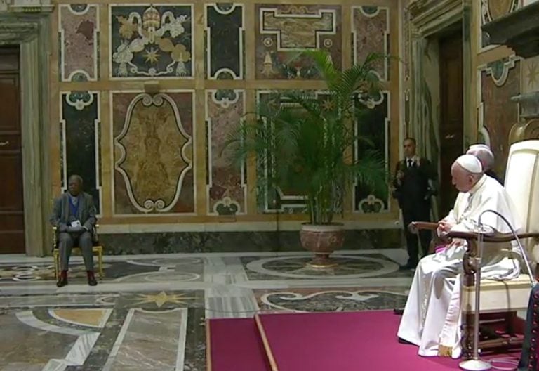 Francisco advierte que la Red no es “un reino de libertad sin límites“, a costa de los menores