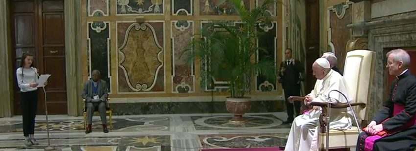 Francisco advierte que la Red no es “un reino de libertad sin límites“, a costa de los menores