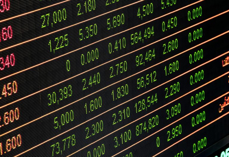 bolsa letreros cartel con movimientos de acciones financieras