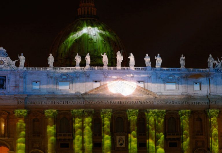 espectáculo de luces en el Vaticano fachada San Pedro cambio climático Laudato si diciembre 2015