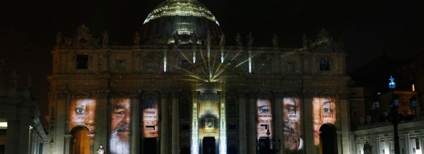 espectáculo de luces en el Vaticano fachada San Pedro cambio climático Laudato si diciembre 2015