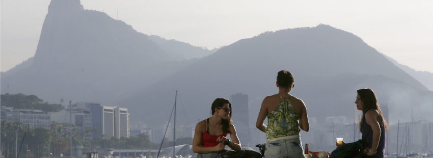 tres chicas jóvenes en Brasil Rio de Janeiro