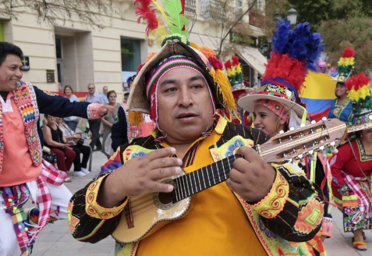 día de la Hispanidad y el mestizaje con el IV desfile de la Hispanidad y el Mestizaje que organiza la Asociación de Inmigrantes Colombianos